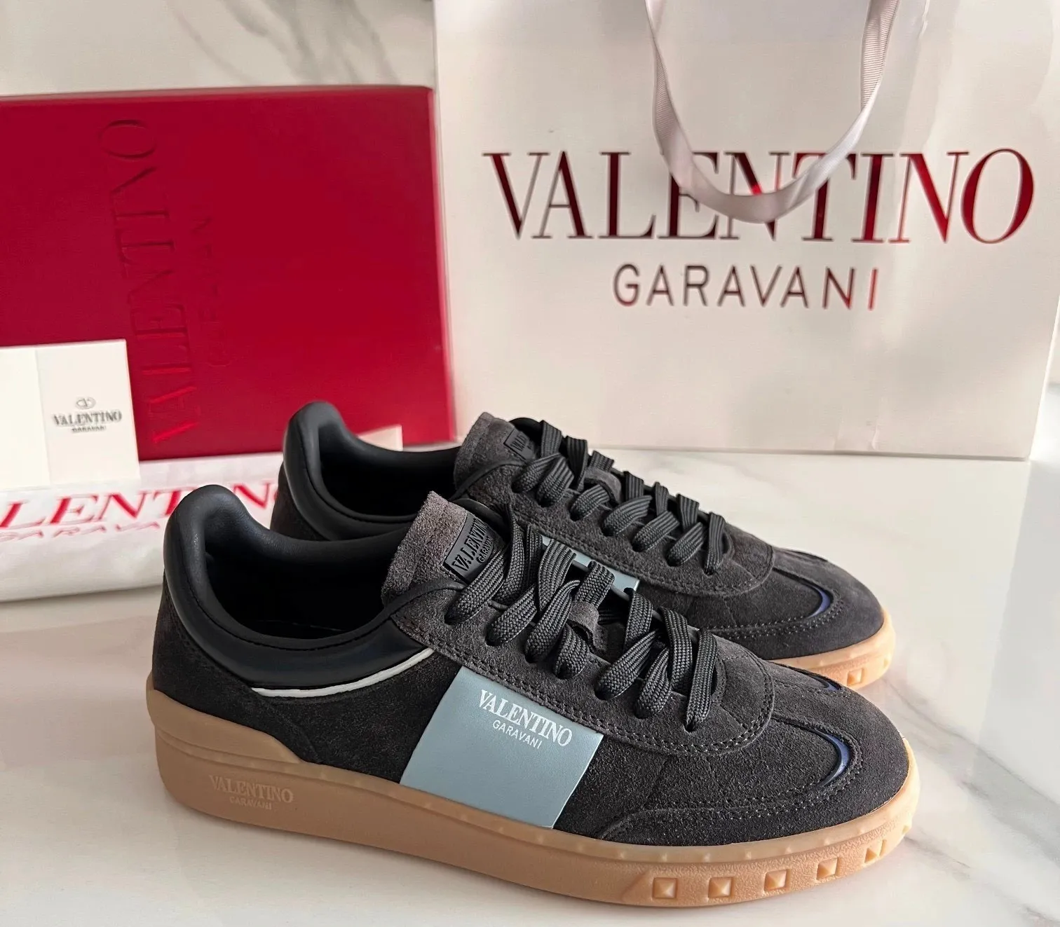 Men's men's shoes 💰440 [New style] 🐡🐡Original quality Top version on the market VALENTINO (Valentino) 2023 latest fashion week catwalk [couples 👫 style], unique design, fashionable people specialize in thin feet 🔥A fashion product of Baita [strong] Fabric: The toe is made of high mercerized triangular grain cowhide and A-grade full-grain cowhide tower, original lasting process Inner lining: cowhide lining + PU hanging mesh feet, heel and tongue decorated with VaIentin* shallow relief oversized rivets Size: 38-44 (45 can be customized